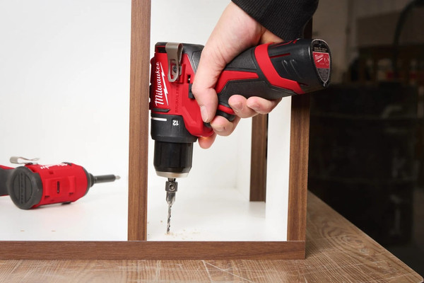 Аккумуляторная дрель-шуруповерт Milwaukee M12 BLDDRC-202C+набор бит Impact / 4933499686P42F- фото4